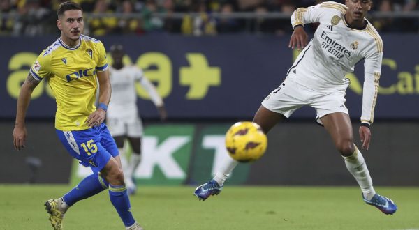 epa10996732 Cadiz CF's Chris Ramos (L) in action against Real Madrid CF's Jude Bellingham during a Spanish LaLiga EA Sports match between Cadiz CF and Real Madrid at Nuevo Mirandilla stadium in Cadiz, southern Spain, 26 November 2023.  EPA/ROMAN RIOS