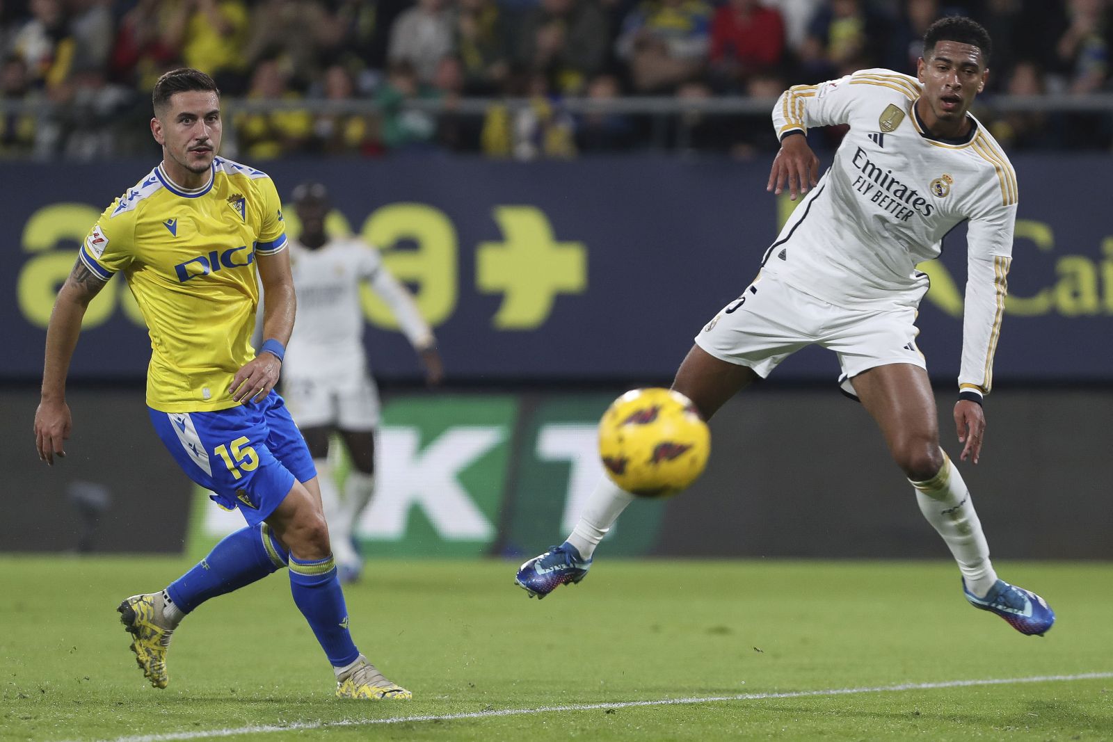 epa10996732 Cadiz CF's Chris Ramos (L) in action against Real Madrid CF's Jude Bellingham during a Spanish LaLiga EA Sports match between Cadiz CF and Real Madrid at Nuevo Mirandilla stadium in Cadiz, southern Spain, 26 November 2023.  EPA/ROMAN RIOS