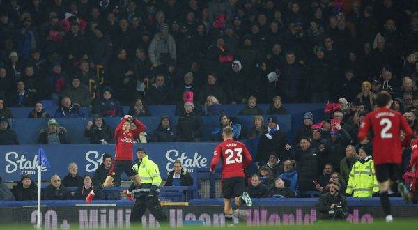 epa10996590 Manchester United's Alejandro Garnacho (L) celebrates after scoring the 0-1 opening goal goal during the English Premier League soccer match between Everton FC and Manchester United, in Liverpool, Britain, 26 November 2023.  EPA/ADAM VAUGHAN EDITORIAL USE ONLY. No use with unauthorized audio, video, data, fixture lists, club/league logos, 'live' services or NFTs. Online in-match use limited to 120 images, no video emulation. No use in betting, games or single club/league/player publications.
