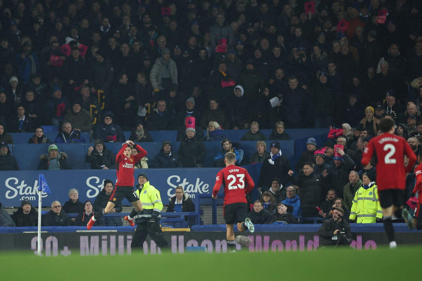 epa10996590 Manchester United's Alejandro Garnacho (L) celebrates after scoring the 0-1 opening goal goal during the English Premier League soccer match between Everton FC and Manchester United, in Liverpool, Britain, 26 November 2023.  EPA/ADAM VAUGHAN EDITORIAL USE ONLY. No use with unauthorized audio, video, data, fixture lists, club/league logos, 'live' services or NFTs. Online in-match use limited to 120 images, no video emulation. No use in betting, games or single club/league/player publications.