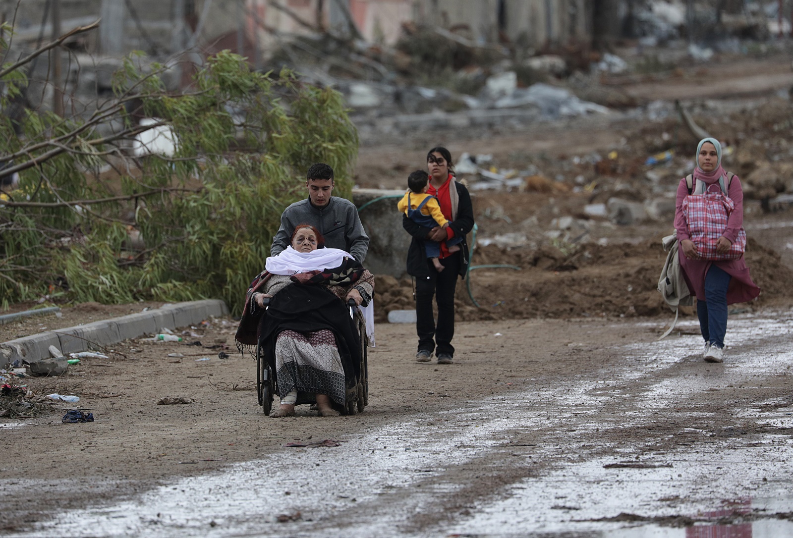 epa10997970 Palestinians make thier way from the northern Gaza Strip to the southern Gaza Strip along Salah Al Din road, Gaza Strip, 27 November 2023. After Israel and Hamas agreed to a four-day ceasefire, mediated by Qatar, the US, and Egypt, that came into effect at 05:00 AM GMT on 24 November, some Palestinians who were still in central Gaza moved towards the south while others already displaced in the south went back to the northern part to check on relatives they had left behind and on their homes to collect salvageable belongings. As part of the ceasefire, the agreement included that 50 Israeli hostages, women and children, are to be released by Hamas. 150 Palestinian women and children that were detained in Israeli prisons are to be released in exchange. More than 14,000 Palestinians and at least 1,200 Israelis have been killed, according to the Gaza Government media office and the Israel Defense Forces (IDF), since Hamas militants launched an attack against Israel from the Gaza Strip on 07 October, and the Israeli operations in Gaza and the West Bank which followed it.  EPA/MOHAMMED SABER