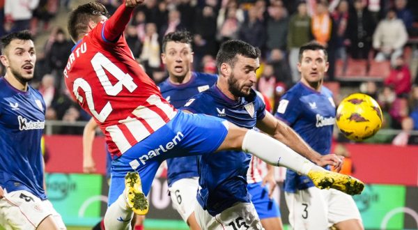 epa10998349 Girona FC´s striker Cristian Portugues 'Portu' (L) in action against Inigo Lekue (R) of Athletic Club during the Spanish LaLiga soccer match between Girona FC and Athletic Club, in Girona, Spain, 27 November 2023.  EPA/David Borrat
