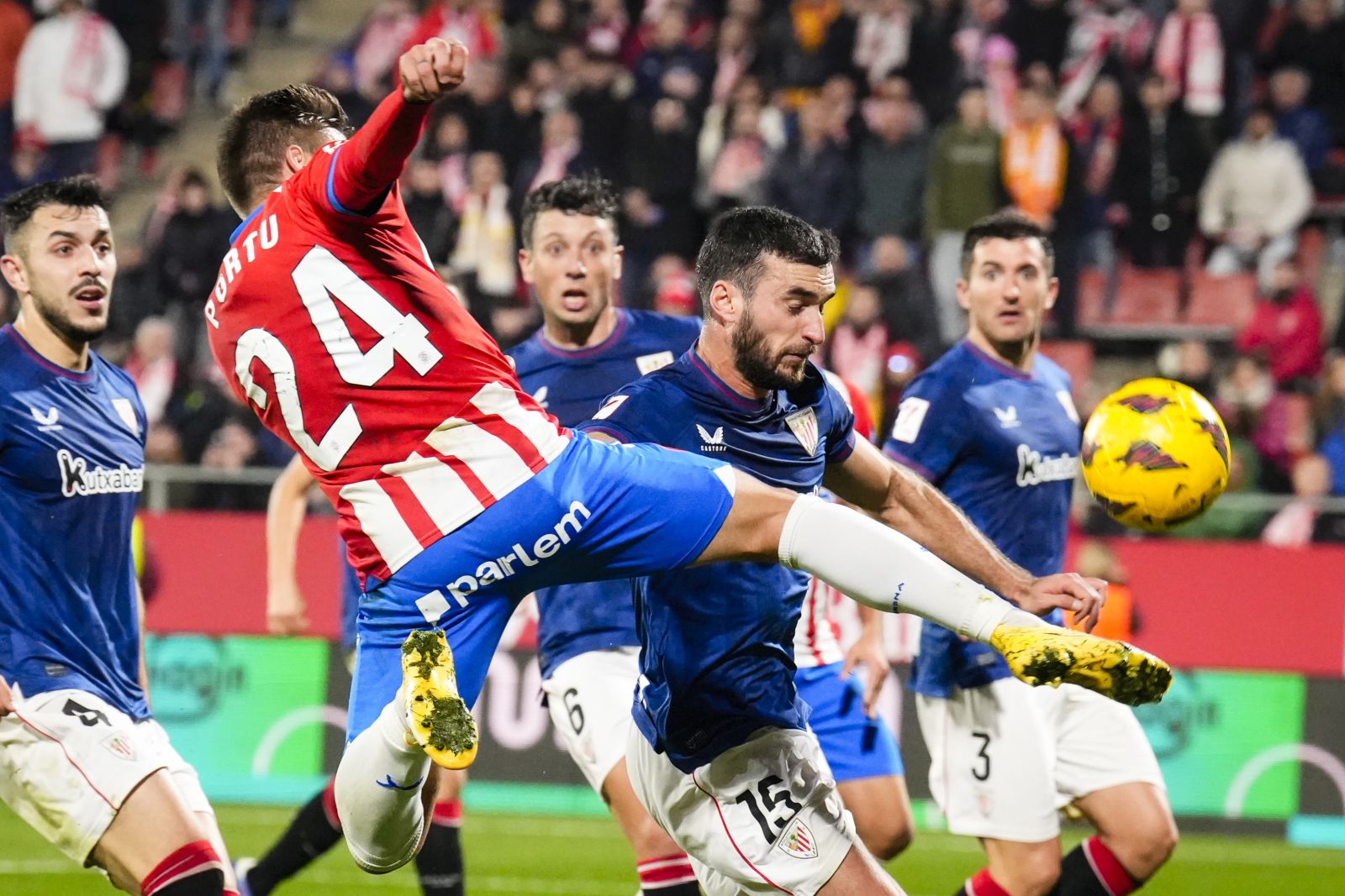 epa10998349 Girona FC´s striker Cristian Portugues 'Portu' (L) in action against Inigo Lekue (R) of Athletic Club during the Spanish LaLiga soccer match between Girona FC and Athletic Club, in Girona, Spain, 27 November 2023.  EPA/David Borrat