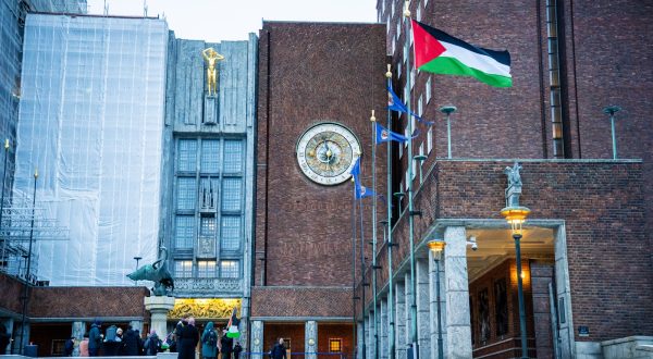 epa11000940 A general view showing the Palestinian flag was raised in the courtyard outside Oslo City Hall, to mark UN’s International Day of Solidarity with the Palestinian People, in Oslo, Norway, 29 November 2023. More than 14,000 Palestinians and at least 1,200 Israelis have been killed, according to the Gaza Government media office and the Israel Defense Forces (IDF), since Hamas militants launched an attack against Israel from the Gaza Strip on 07 October, and the Israeli operations in Gaza and the West Bank which followed it.  EPA/Ole Berg-Rusten  NORWAY OUT