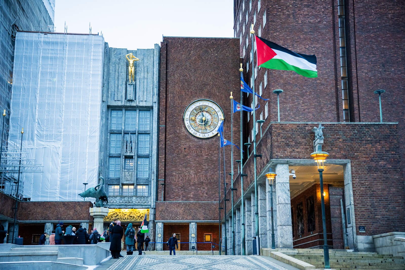epa11000940 A general view showing the Palestinian flag was raised in the courtyard outside Oslo City Hall, to mark UN’s International Day of Solidarity with the Palestinian People, in Oslo, Norway, 29 November 2023. More than 14,000 Palestinians and at least 1,200 Israelis have been killed, according to the Gaza Government media office and the Israel Defense Forces (IDF), since Hamas militants launched an attack against Israel from the Gaza Strip on 07 October, and the Israeli operations in Gaza and the West Bank which followed it.  EPA/Ole Berg-Rusten  NORWAY OUT