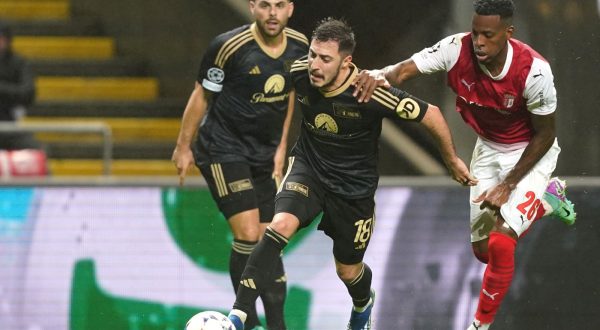 epa11002519 Braga's Simon Banza (R) in action against Union Berlin's Josip Juranovic during the UEFA Champions League group C soccer match between Sporting Braga and Union Berlin at Braga Municipal stadium, in Braga, Portugal, 29 November 2023.  EPA/HUGO DELGADO