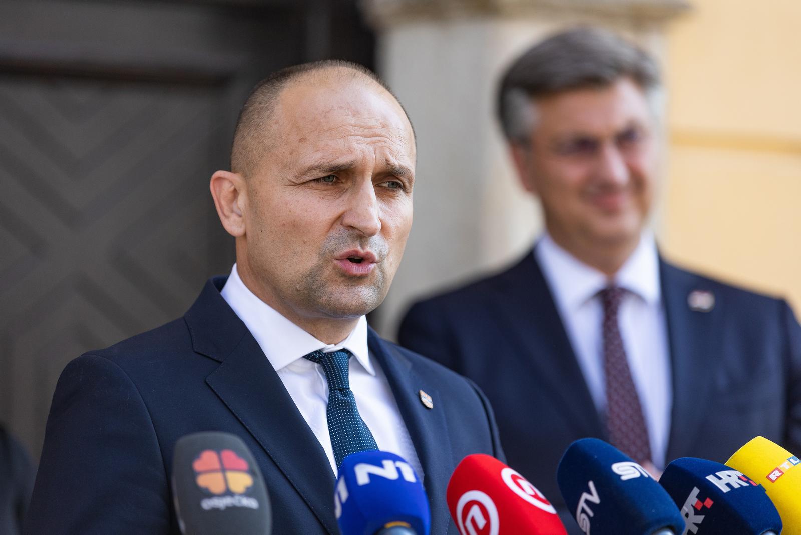 01.07.2022., Osijek - Zupan Osjecko-baranjske zupanije Ivan Anusic dao je izjavu medijima ispred Gradske uprave nakon sastanka s gradonacelnikom Osijeka Ivanom Radicem i predsjednikom Vlade RH Andrejom Plenkovicem.   Photo: Davor Javorovic/PIXSELL