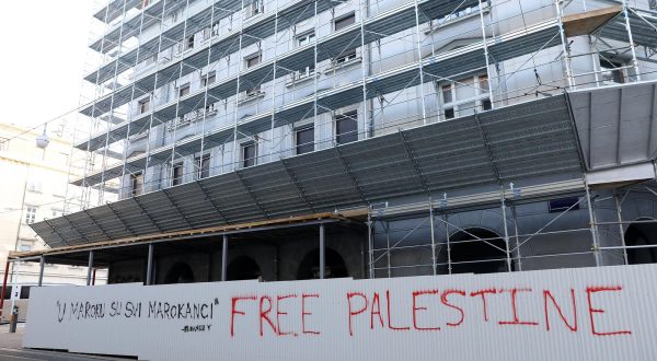 02.11.2023., Zagreb - Na ogradi zgrade koja se obnavlja na uglu Praske i Zrinjevca pojavio se veliki grafit "Stop the genocide in Gaza". Uz zahtjeve za bojkot Izarela i oslobodjenje Palestine, tu je i grafit sa tekstom "U Maroku su svi marokanci. Photo: Patrik Macek/PIXSELL