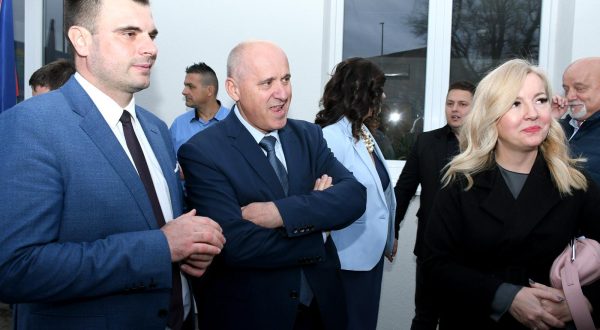 02.11.2023., Glina - Svecano odtvorenje obnovljene zgrade Doma za starije osobe Glina na Trgu hrvatskih branitelja 2. zupan Sisacko-moslavacke zupanije Ivan Celjak, potpredsjednik Vlade i ministar prostornoga uredjenja, graditeljstva i drzavne imovine Branko Bacic Photo: Nikola Cutuk/PIXSELL