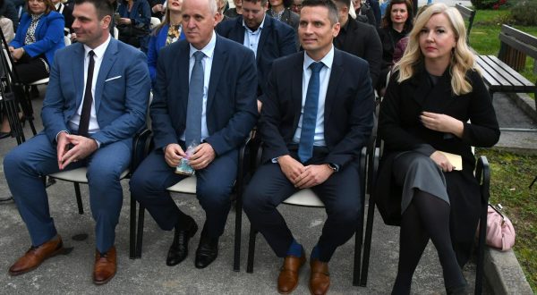 02.11.2023., Glina - Svecano odtvorenje obnovljene zgrade Doma za starije osobe Glina na Trgu hrvatskih branitelja 2. zupan Sisacko-moslavacke zupanije Ivan Celjak, potpredsjednik Vlade i ministar prostornoga uredjenja, graditeljstva i drzavne imovine Branko Bacic Photo: Nikola Cutuk/PIXSELL