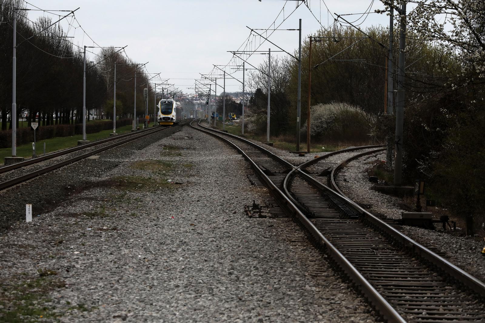 03.04.2022., Zagreb - Jedna maloljetna osoba smrtno je stradala u naletu vlaka na juznom kolosijeku magistralne pruge 102 Zagreb - Dugo Selo u blizini cvorista s prugom Zagreb-Resnik.  Photo: Zeljko Hladika/PIXSELL