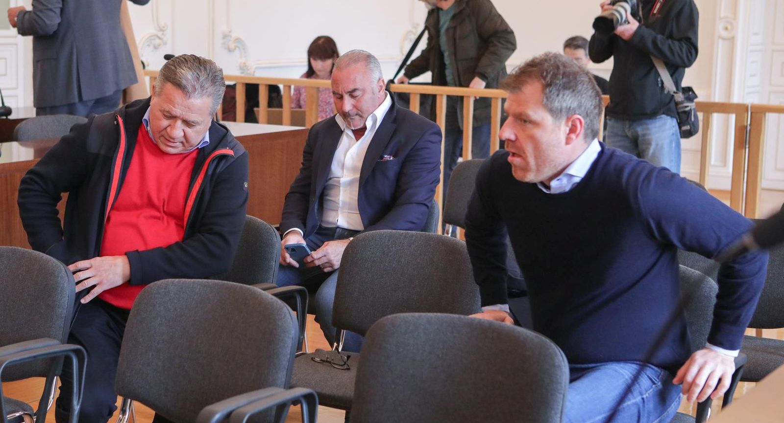 03.04.2023., Osijek - Zupanijski sud. Odgodjeno je sudenje Zdravku i Zoranu Mamicu, Damiru Vrbanovicu, Nikkyju Arthuru Vuksanu, Igoru Kroti, Sandru Stipancicu i Mariju Mamicu zbog izvlacenja najmanje 144 milijuna kuna iz Dinama. Damir Vrbanovic, Igor Krota, Mario Mamic Photo: Dubravka Petric/PIXSELL