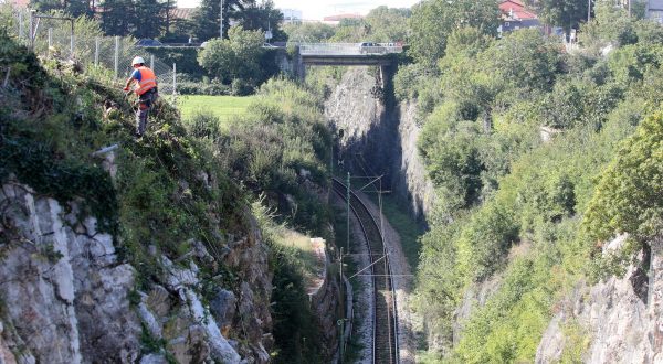 03.10.2023., Rijeka - Radnici tvrtke Octopuss ciste korov u usjeku na Svetoj Ani kroz koji prolazi zeljeznicka pruga Zagreb - Rijeka. Photo: Goran Kovacic/PIXSELL