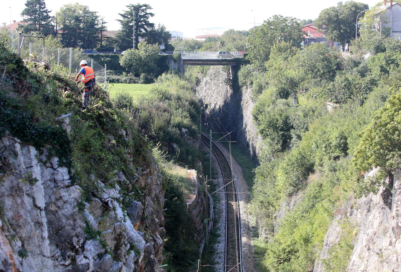 03.10.2023., Rijeka - Radnici tvrtke Octopuss ciste korov u usjeku na Svetoj Ani kroz koji prolazi zeljeznicka pruga Zagreb - Rijeka. Photo: Goran Kovacic/PIXSELL