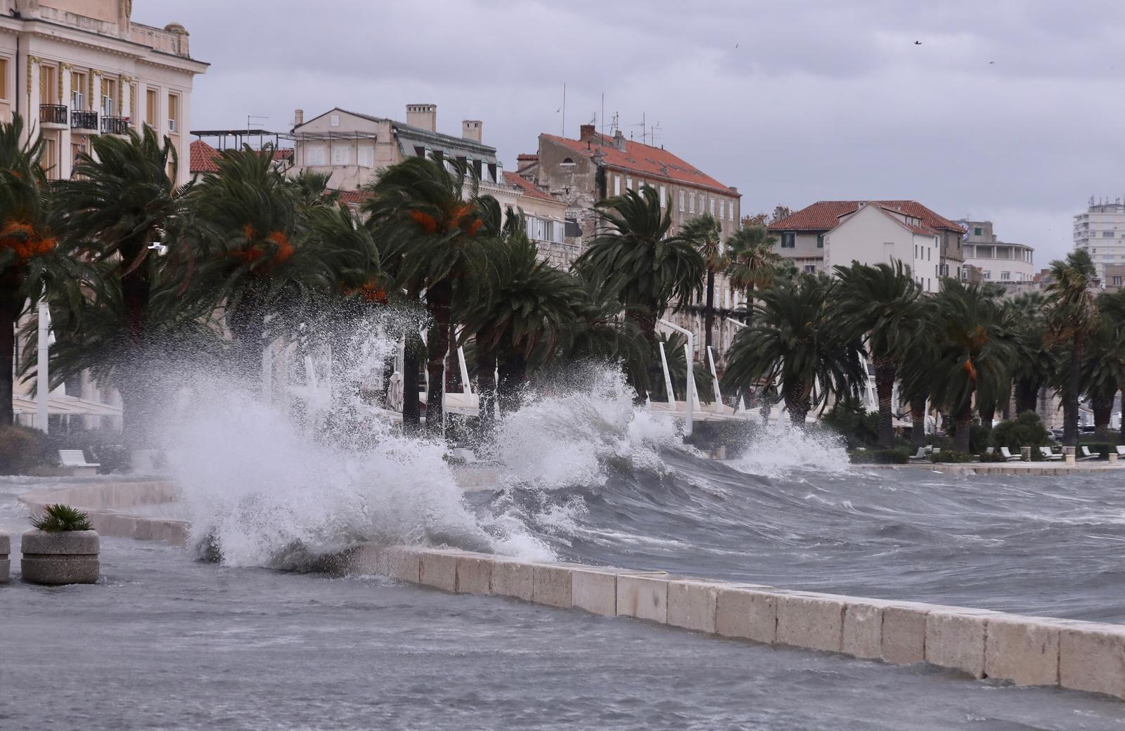 03.11.2023.,Split-Uzavrelo more u splitskoj luci. Photo: Ivo Cagalj/PIXSELL