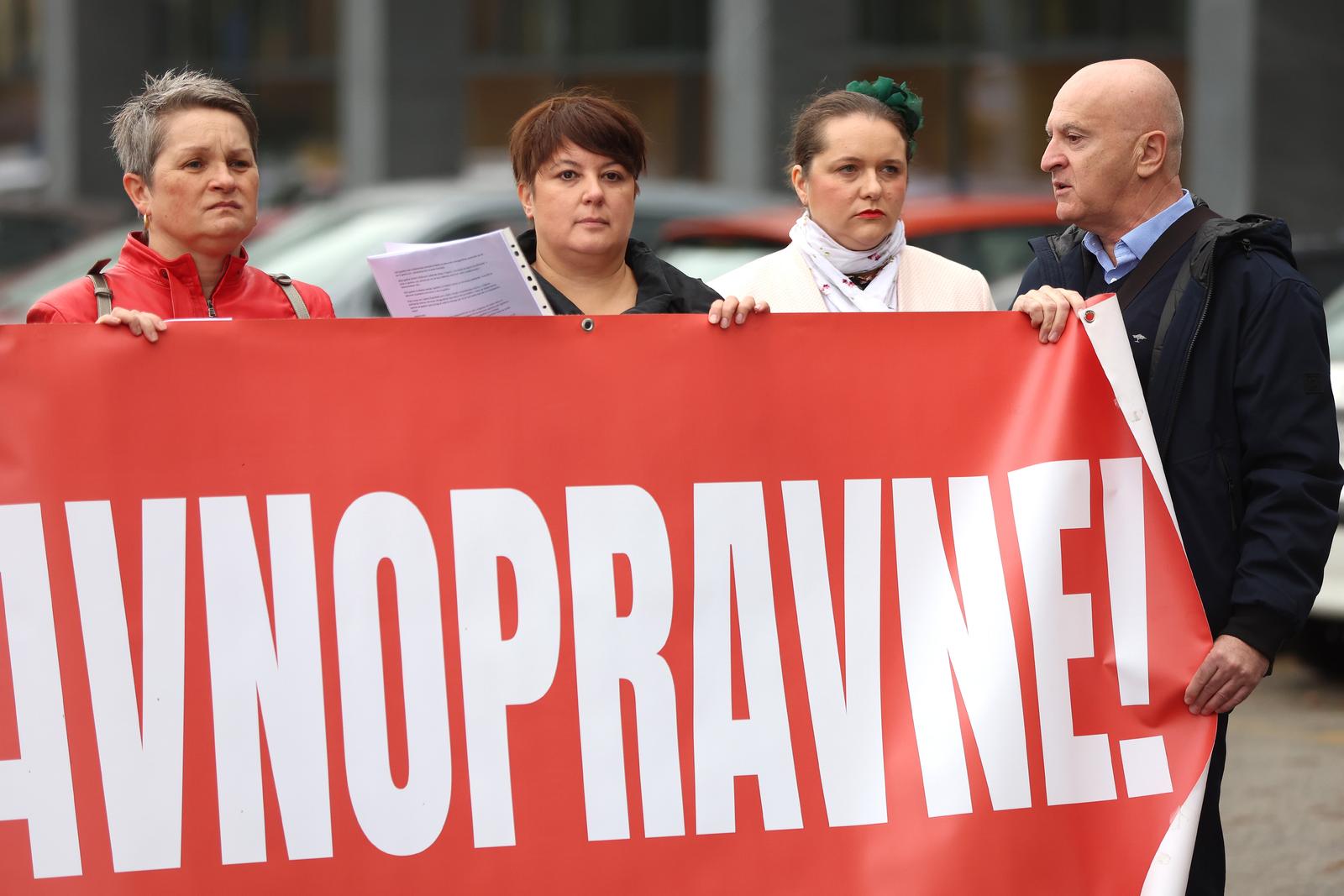 03.11.2023., Zagreb - Opcinski gradjanski sud. Forum zena SDP-a organizirao je okupljanje ispred Palace pravde u Zagrebu kako bi upozorile na sve ucestalije obiteljsko nasilje i losu provedbu Istanbulske konvencije u Hrvatskoj. Okupljanju su izmedju ostalih nazocili i eurozastupnik i clan Predsjednistva SDP-a Predrag Fred Matic te potpredsjednica Foruma zena SDP-a Sonja Kovac. Photo: Sanjin Strukic/PIXSELL