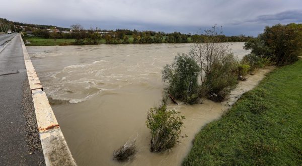 03.11.2023.,Zagreb, nakon velikog nevremena i jake ciklone koje je zahvatilo susjednu Sloveniju, te kise koja je padala tijekom noci u sjeverozapadnoj Hrvatskoj, nabujala rijeka Sava kod Podsusedskog mosta koja nosi polomljene grane i cijela stabla. Photo: Robert Anic/PIXSELL