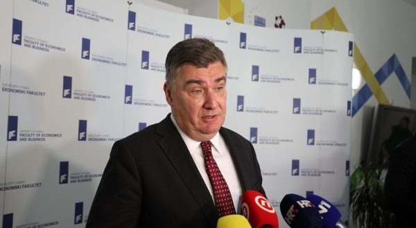 02.11.2023., Rijeka - Predsjednik Republike Hrvatske Zoran Milanovic odgovara na pitanja studenata i daje izjave medijima.
 Photo: Goran Kovacic/PIXSELL