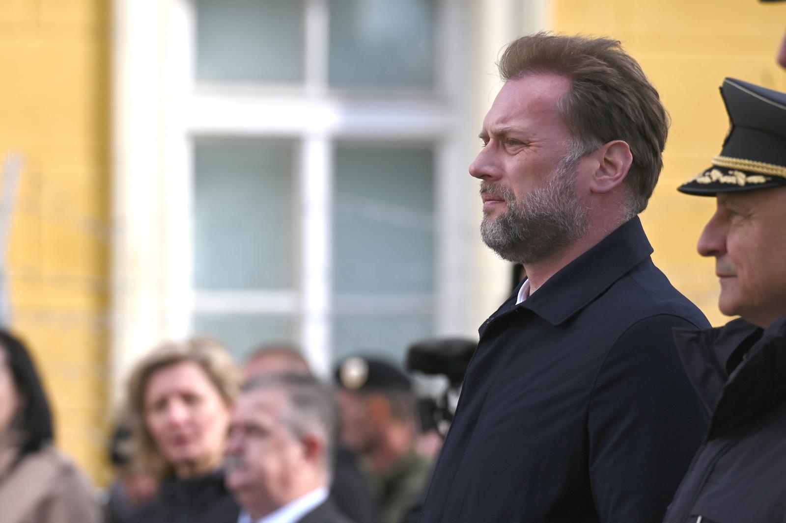 03.11.2023., Gospic - Ministar obrane Mario Banozic sudjelovao je na obiljezavanju 31. obljetnice ustrojavanja 9. gardijske brigade Vukovi. Obiljezavanje je zapocelo misom za sve poginule nakon cega je uprilicena svecanost dodjele 24 beretke novim pripadnicima Motorizirane bojne Vukovi. Photo: Dino Stanin/PIXSELL