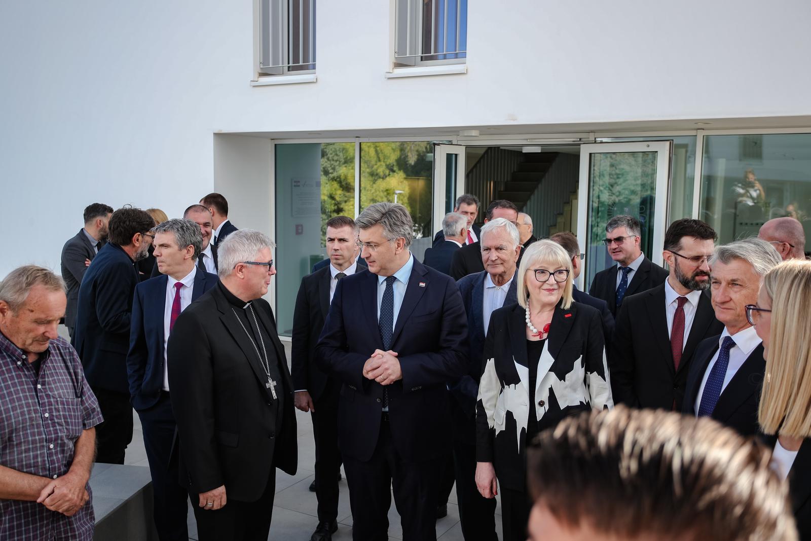 04.10.2022., Zadar - Svecano otvorenje Studentskog doma i restorana Sveucilista u Zadru. Zadarski nadbiskup Zelimir Puljic, predsjednik Vlade RH Andrej Plenkovic, rektorica Sveucilista u Zadru Dijana Vicana Photo: Sime Zelic/PIXSELL