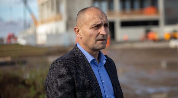 04.11.2023., Intudstrijska zona Nemetin - Gradonacelnik Ivan Radic i zupan Ivan Anusic sa suradnicima i nadzornim inzinjerem gradilista Josipom Spoljaricem obisli su gradiliste Centra izvrsnosti za proizvodnju, najvece privatne investicije na podrucju Osijeka i Osjecko-baranjske zupanije. Photo: Borna jaksic/PIXSELL