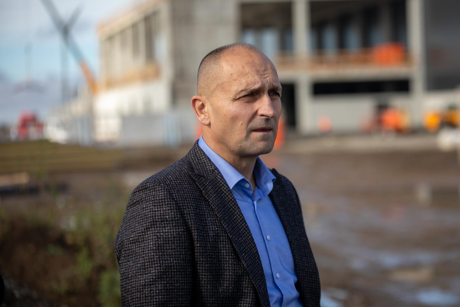 04.11.2023., Intudstrijska zona Nemetin - Gradonacelnik Ivan Radic i zupan Ivan Anusic sa suradnicima i nadzornim inzinjerem gradilista Josipom Spoljaricem obisli su gradiliste Centra izvrsnosti za proizvodnju, najvece privatne investicije na podrucju Osijeka i Osjecko-baranjske zupanije. Photo: Borna jaksic/PIXSELL