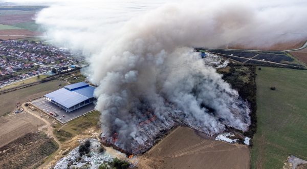 05.10.2023., Osijek - Fotografija iz zraka pozara uskladistene plastike na otvorenom prostoru u pogonu osjecke tvrtke "Drava international" kod prigradskog naselja Brijest. Photo: Davor Javorovic/PIXSELL