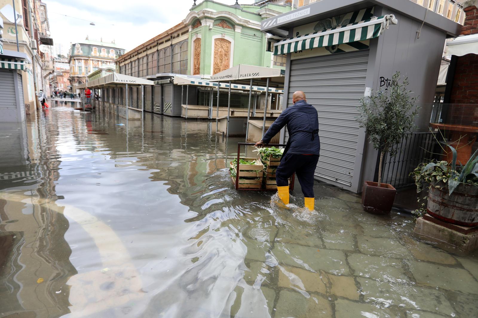 05.11.2023., Rijeka - Posljedice sinocnjeg kisnog nevremena vidljive su na gradskim ulicama. Polomljene grane, poplavljeni lokali oko gradske trznice, nabujala Rjecina...
 Photo: Goran Kovacic/PIXSELL