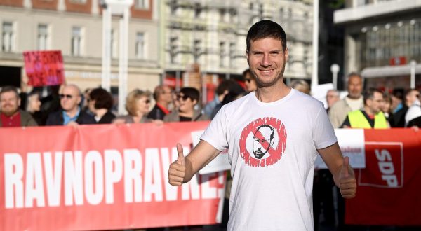 07.10.2023., Zagreb - Molitelji na trgu bana Josipa Jelacica i anti molitelji medju kojima je Predrag Fred Matic, Ivan Racan, Josko Klisovic, Ivan Pernar.  Photo: Marko Lukunic/PIXSELL