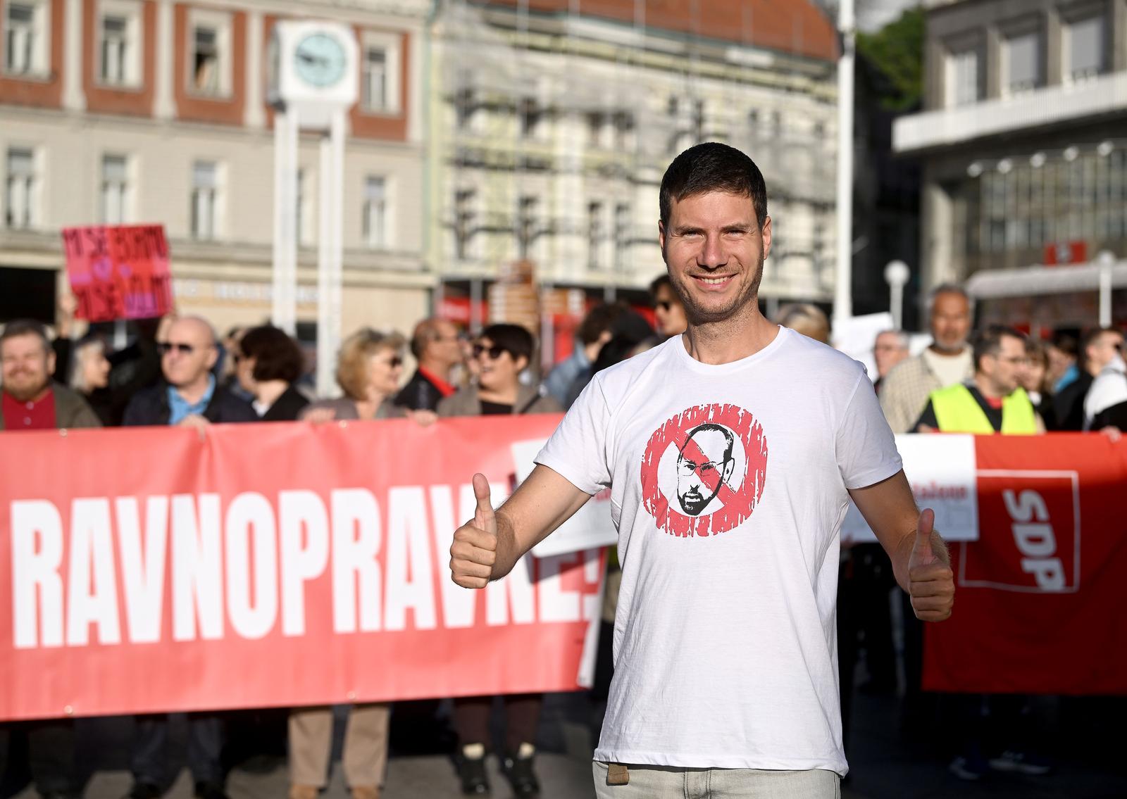07.10.2023., Zagreb - Molitelji na trgu bana Josipa Jelacica i anti molitelji medju kojima je Predrag Fred Matic, Ivan Racan, Josko Klisovic, Ivan Pernar.  Photo: Marko Lukunic/PIXSELL
