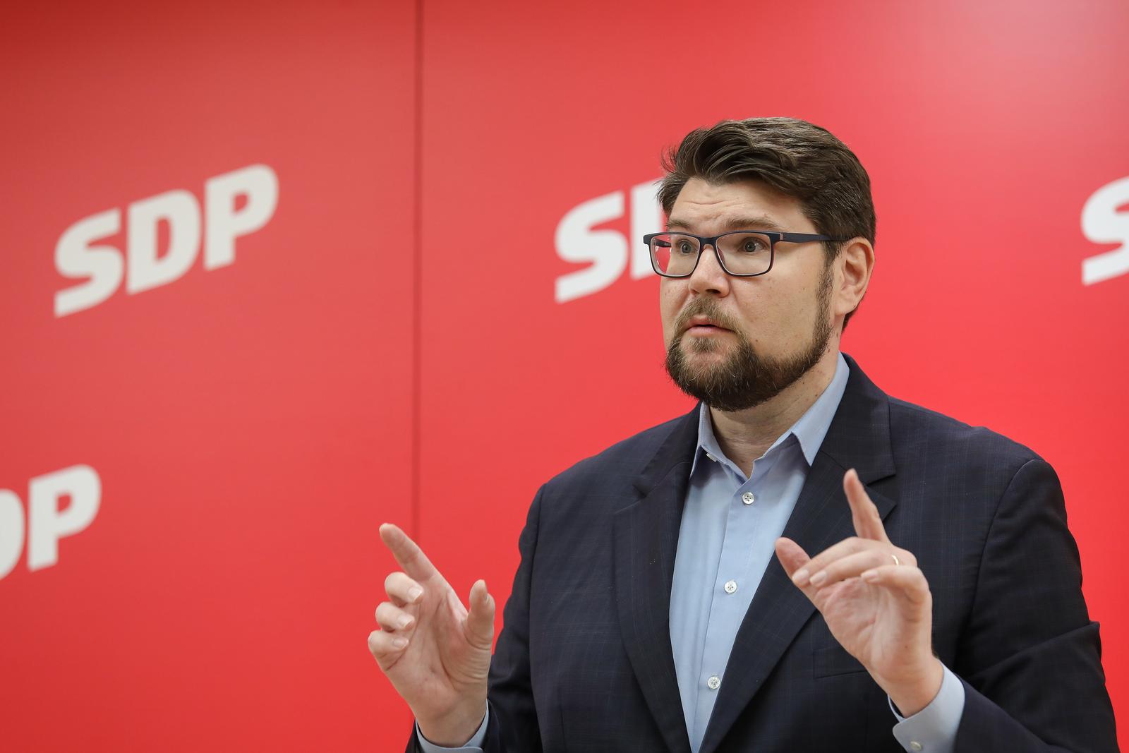 07.11.2023., Zagreb - U sredisnjici SDP-a na Iblerov trgu Pedja Grbin je odrzao konferencija za medije na temu "Arbitrazne i sudske odluke u slucaju Agrokor - posljedice za Hrvatsku?". Photo: Tomislav Miletic/PIXSELL