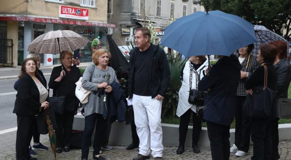 07.11.2023., Sibenik - Bivse radnice Revije okupile su se ispred zgrade suda te su najavile prosvjed na Trgu svetog Marka u Zagrebu. pravni predstavnik radnica Vedran Uranija Photo: Dusko Jaramaz/PIXSELL