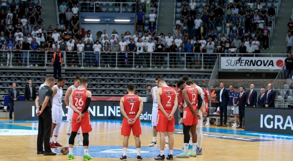 08.05.2023., Zadar - Uzvratna utakmica cetvrtfinala AdmiralBet ABA lige izmedju Zadra i Crvene Zvezde. Utakmica je pocela minutom sutnje za zrtve u Beogradu i za preminulog bivseg kosarkasa Damira Solmana Photo: Sime Zelic/PIXSELL
