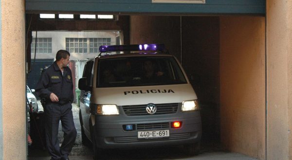11.10.2008., Sarajevo, BiH - Federalni MUP. Iz garaze FMUP-a policijskim vozilima u sud BiH prebaceni su osumnjiceni za postavljenje eksploziva u trgovackom centru FIS u Vitezu.rPhoto: Zvonimir Coric/Vecernji list