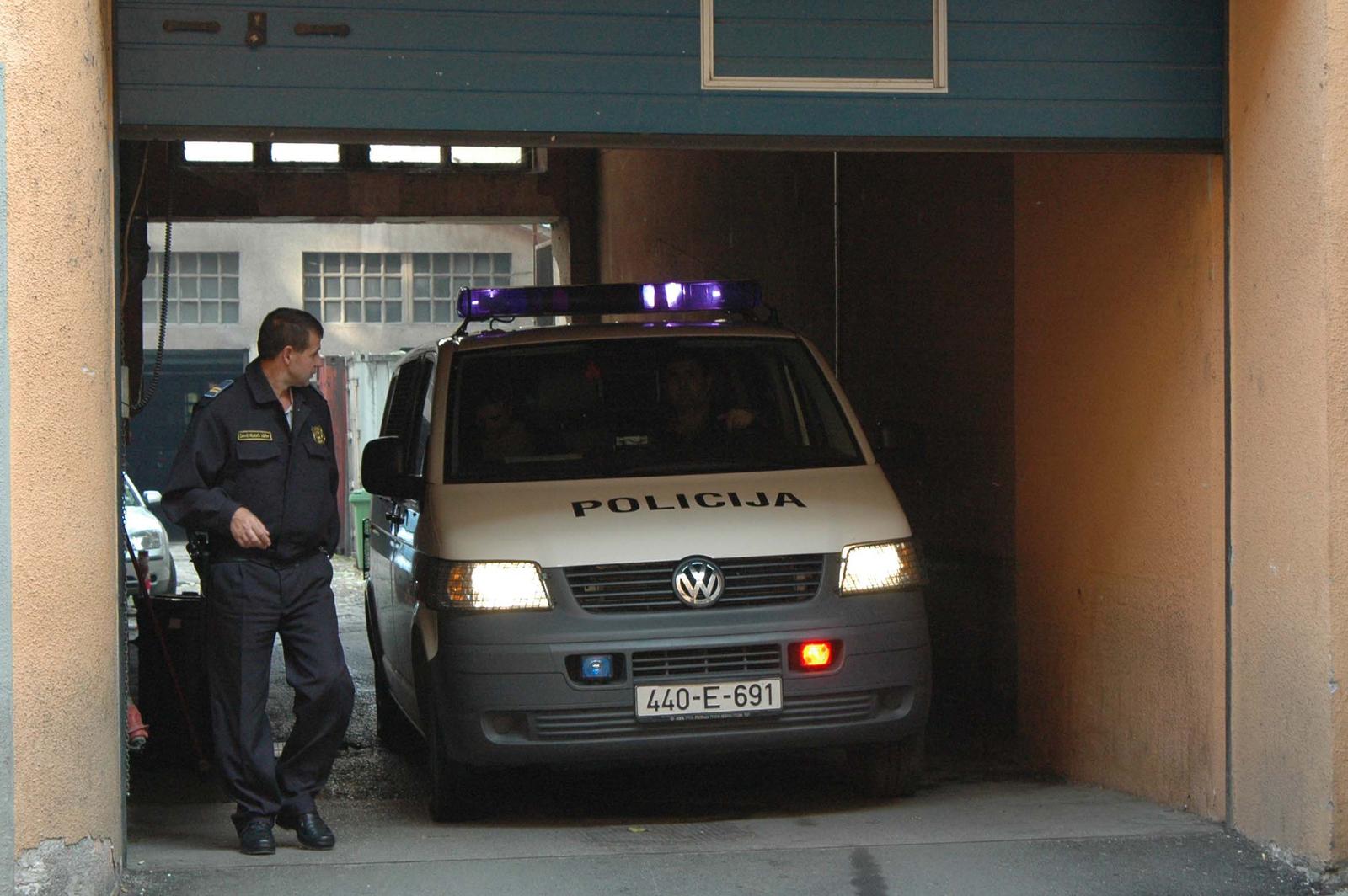 11.10.2008., Sarajevo, BiH - Federalni MUP. Iz garaze FMUP-a policijskim vozilima u sud BiH prebaceni su osumnjiceni za postavljenje eksploziva u trgovackom centru FIS u Vitezu.rPhoto: Zvonimir Coric/Vecernji list