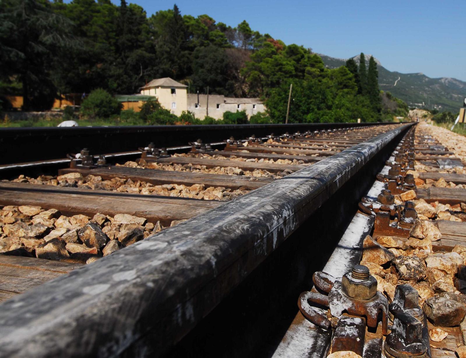 24.07.2009., Kastela  -  Nagibni vlak koji je vozio iz Zagreba u Split iskocio je iz tracnica u mjestu Rudine u blizini Kastela rPhoto: Hrvoje Jelavic/Vecernji listr