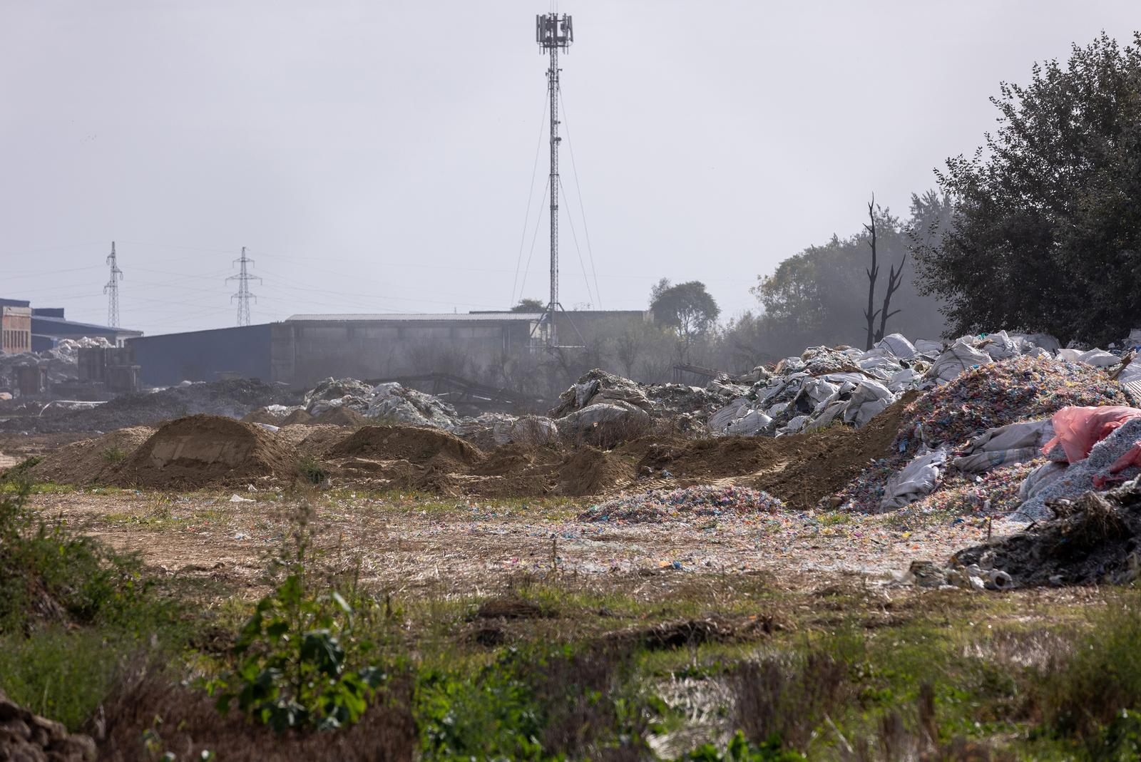 09.10.2023., Osijek - Na pozaristu Drave International radni strojevi zatrpavaju zemljom izgorenu plastiku i mjesta gdje vatra pomalo jos tinja. Photo: Davor Javorovic/PIXSELL