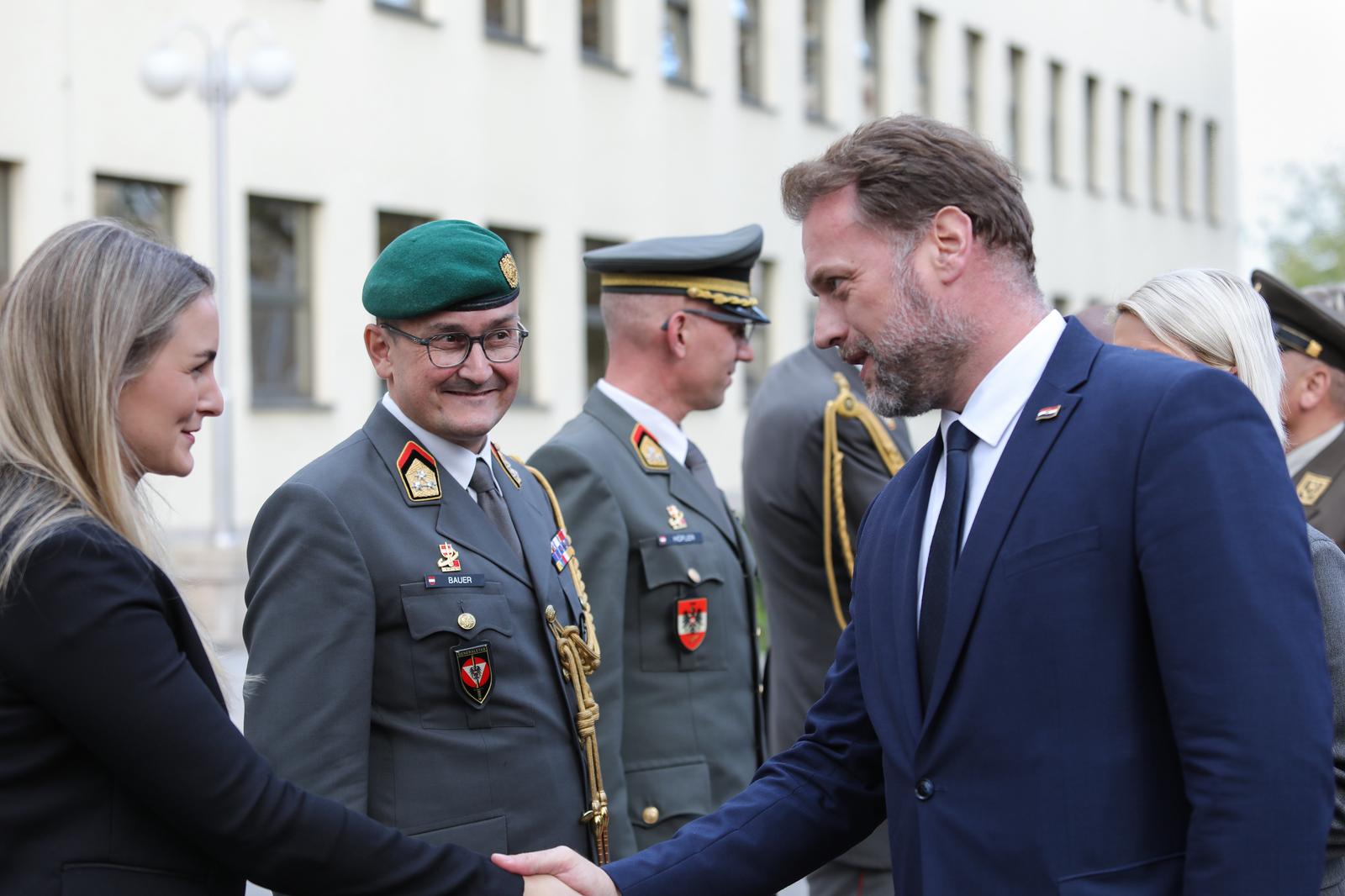 09.11.2023., Zagreb - U Ministarstvo obrane, ministar obrane Mario Banozic sastao se sa ministricom obrane Republike Austrije Klaudiom Tanner. Na sastanku su razgovarali o bilateralnoj obrambenoj suradnji Hrvatske i Austrije, suradnji na razini Europske unije, o globalnoj sigurnosnoj situaciji te o sigurnosnoj situaciji na podrucju jugoistocne Europe. Photo: Tomislav Miletic/PIXSELL