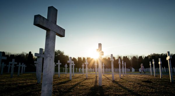 28.10.2021., Vukovar -  Memorijalno groblje zrtava iz Domovinskog rata u Vukovaru.
Na mjestu masovne grobnice na groblju je ekshumirano 938 tijela i na tomu je mjestu postavljen isti broj bijelih mramornih krizeva koji predstavljaju broj zrtava. U sredisnjem dijelu groblja 5. kolovoza 2000. godine postavljen je spomenik ciji je autor Djurdja Ostoja. Spomenik je izradjen od patinirane bronce, visok je cetiri metra, a u sredini je zracni kriz i vjecni plamen. Najmladja zrtva Domovinskog rata imala je svega sest mjeseci, a najstarija 104 godine. Photo: Emica Elvedji/PIXSELL