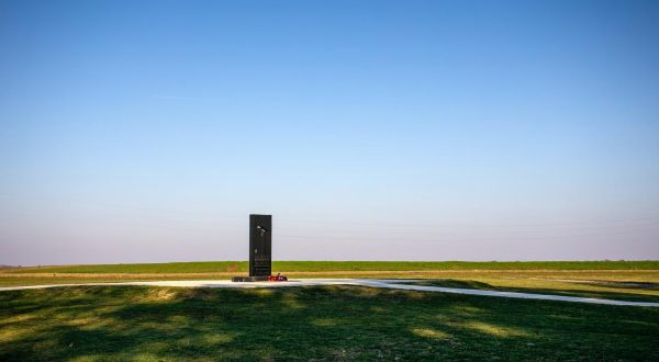 28.10.2021., Vukovar -  Pet kilometara jugoistocno od Vukovara nalazi se farma Ovcara koja je u suvremenoj hrvatskoj povijesti ostala zapamcena kao mjesto najveceg zlocina u Domovinskom ratu.
Hangar koji je u mirnodopsko vrijeme sluzio kao skladiste poljoprivredne mehanizacije od rujna 1991. godine pretvoren je u logor za nesrpsko stanovnistvo grada i okolice. U hangaru je 20. studenoga dovezeno vise od 260 hrvatskih branitelja i civila iz vukovarske bolnice. Po dolasku su im oduzete dragocjenosti i osobni predmeti te su krenula premlacivanja i torture. Prezivjeli su u vecernjim i nocnim satima istoga dana vozeni na lokaciji udaljenu oko jedan kilometar od hangara gdje ih je usred oranice cekala iskopana jama. Njih 200 smaknuto je hicima i zakopano bez ikakvog obiljezja. Danas se na mjestu hangara nalazi Spomen dom Ovcara koji cuva sjecanje na ranjenike i civile odvedene iz vukovarske bolnice, zatvorene i mucene u bivsem hangaru, a potom pogubljene i zakopane. Pokolj na Ovcari, odnosno pokolj u Vukovaru, bio je ratni zlocin koji su pocinili pripadnici JNA i srpskih paravojnih postrojba u noci s 20. na 21. studenoga 1991. godine tijekom srpske okupacije Vukovara. Tada je ubijeno izmedju 255 i 264 civila i vojnika, uglavnom Hrvata.To je bio najveci pojedinacni pokolj Domovinskog rata.  Medju ubijenima su bili francuski ratni dragovoljac Jean-Michel Nicolier i hrvatski novinar Sinisa Glavasevic. 
 Photo: Emica Elvedji/PIXSELL