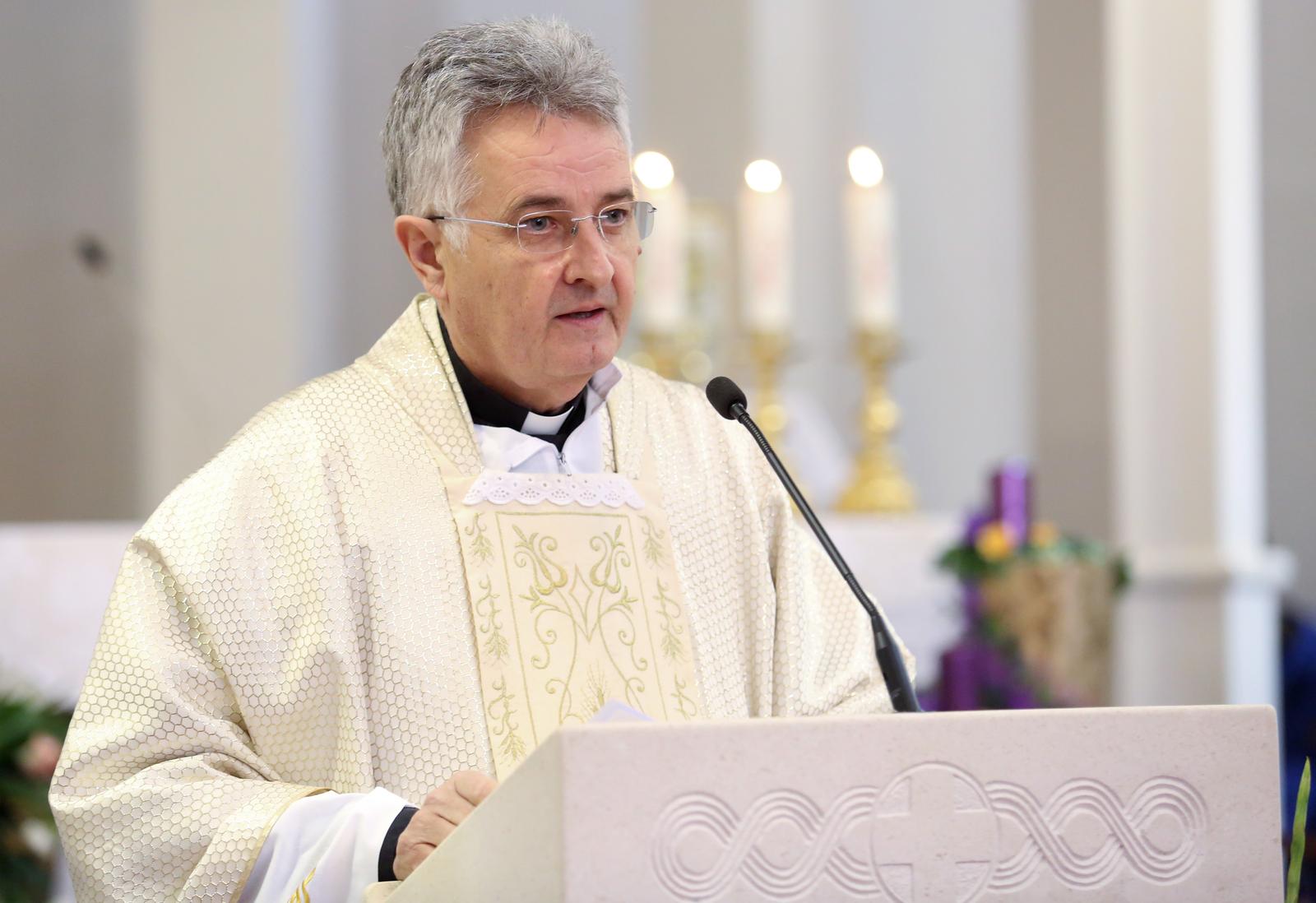 10.12.2017., Primosten - Svecano misno slavlje uz koncelebraciju brojnih svecenika na blagadan Gospe od Loreta odrzano je u zupi i istoimenoj crkvi Sv. Jurja u Primostenu. Misno slavlje predslavi dr. Ivan Tadic, prof. na KBF-u Split. rPhoto: Dusko Jaramaz/PIXSELL