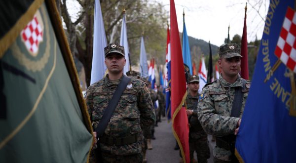 11.04.2023., Mostar, Bosna i Hercegovina - Drugi dio svecane proslave 31. obljetnice utemeljenja HVO-a i 18. obljetnice 1. pjesacke pukovnije OS BiH zapoceo je svecanom svetom misom u mostarskoj Katedrali, nakon cega je uslijedio vojni mimohod ulicama Mostara do sredisnjeg spomenika ispred hrvatskog Doma herceg Stjepan kosaca gdje su izaslanstva HNS-a i braniteljskih udruga HVO-a polozila vijence i zapalila svijece.  Photo: Denis Kapetanovic/PIXSELL