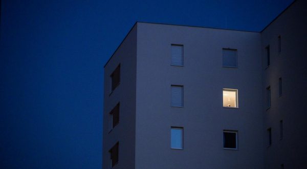 11.10 . 2023., Zagreb - Rekordni rast cijena nekretnina u Hrvatskoj je otvorio brojne teme za raspravu.  Porezni sustav Hrvatske koji se bazira na oporezivanju potrosnje i proizvodnje, a gotovo ignorira oporezivanje imovine i nekretnina, subvencije APN-a koje dokazano povecavaju cijene.  Tema je i broj praznih stanova koji postoje u Hrvatskoj, posebno u velikim gradovima. Nedavno je objavljena analizu prema kojoj samo u Zagrebu postoji gotovo 50 tisuca praznih stanova, ukupne vrijednosti vece od sedam milijardi kuna. U novoj zgradi u novozagrebackom naselju Trnsko veceras tek koje svjetlo je upaljeno u nekim od stanova a u zgradi ima vise od 100 tinjak stanova kupljenih i rasprodanih u rekordnom roku naravno po visokim cijenama koje su trenutno na trzistu. Photo: Igor Soban/PIXSELL