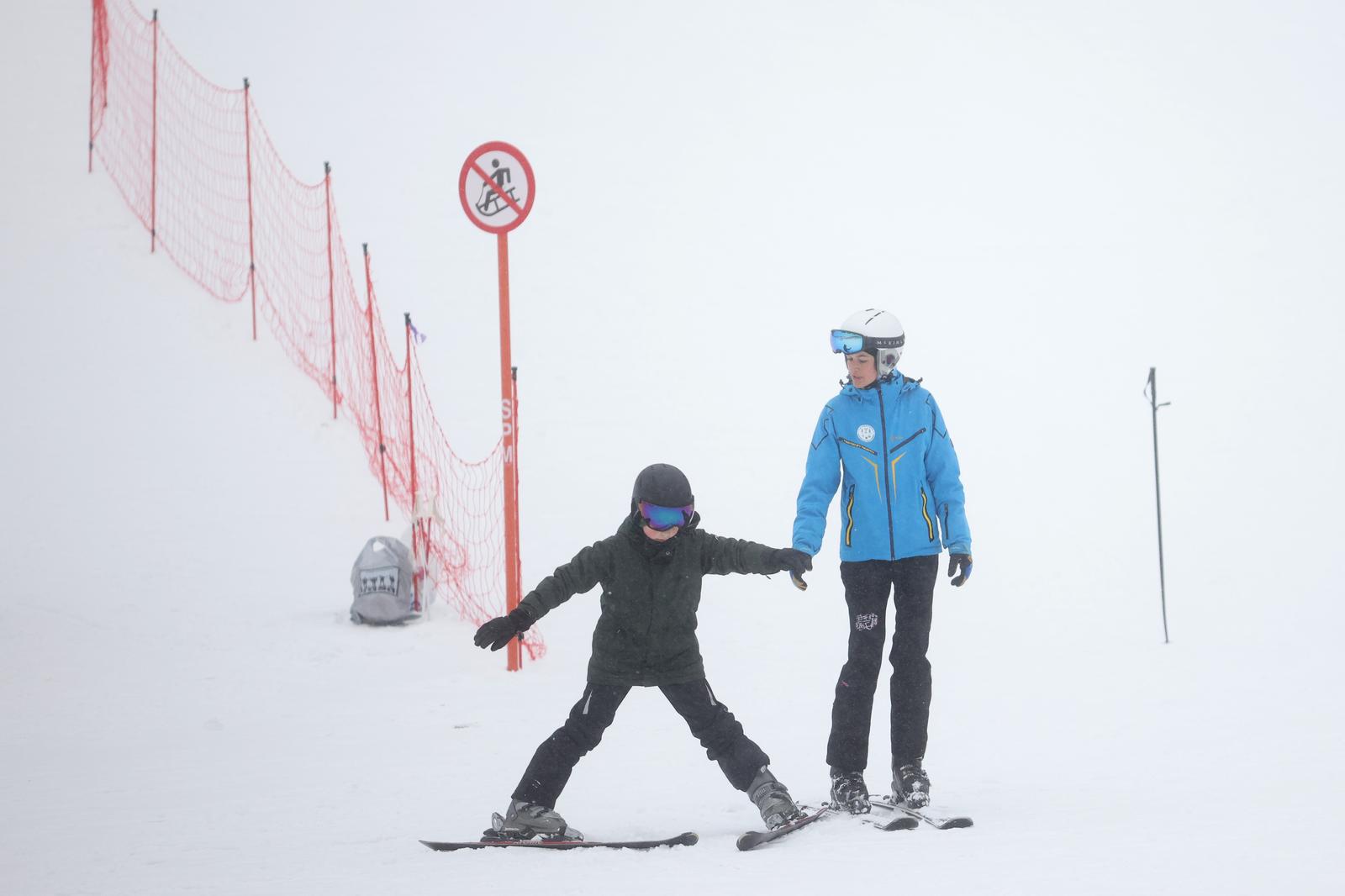12.02.2023., Bjelasnica, Bosna i Hercegovina - Gradjani i turisti uzivaju u zimskim sportovima na Bjelasnici.
 Photo: Armin Durgut/PIXSELL