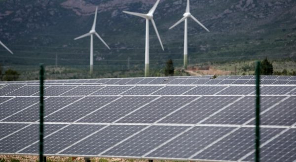12.05.2023., Obrovac - Predsjednik Vlade RH i predsjednik Uprave HEP-a svecano pustili u rad suncanu elektranu Obrovac, koja je s instaliranom snagom od 8,7 MW i prikljucnom od 7,35 MW trenutacno najveca suncana elektrana u Hrvatskoj u komercijalnom pogonu Photo: Sime Zelic/PIXSELL