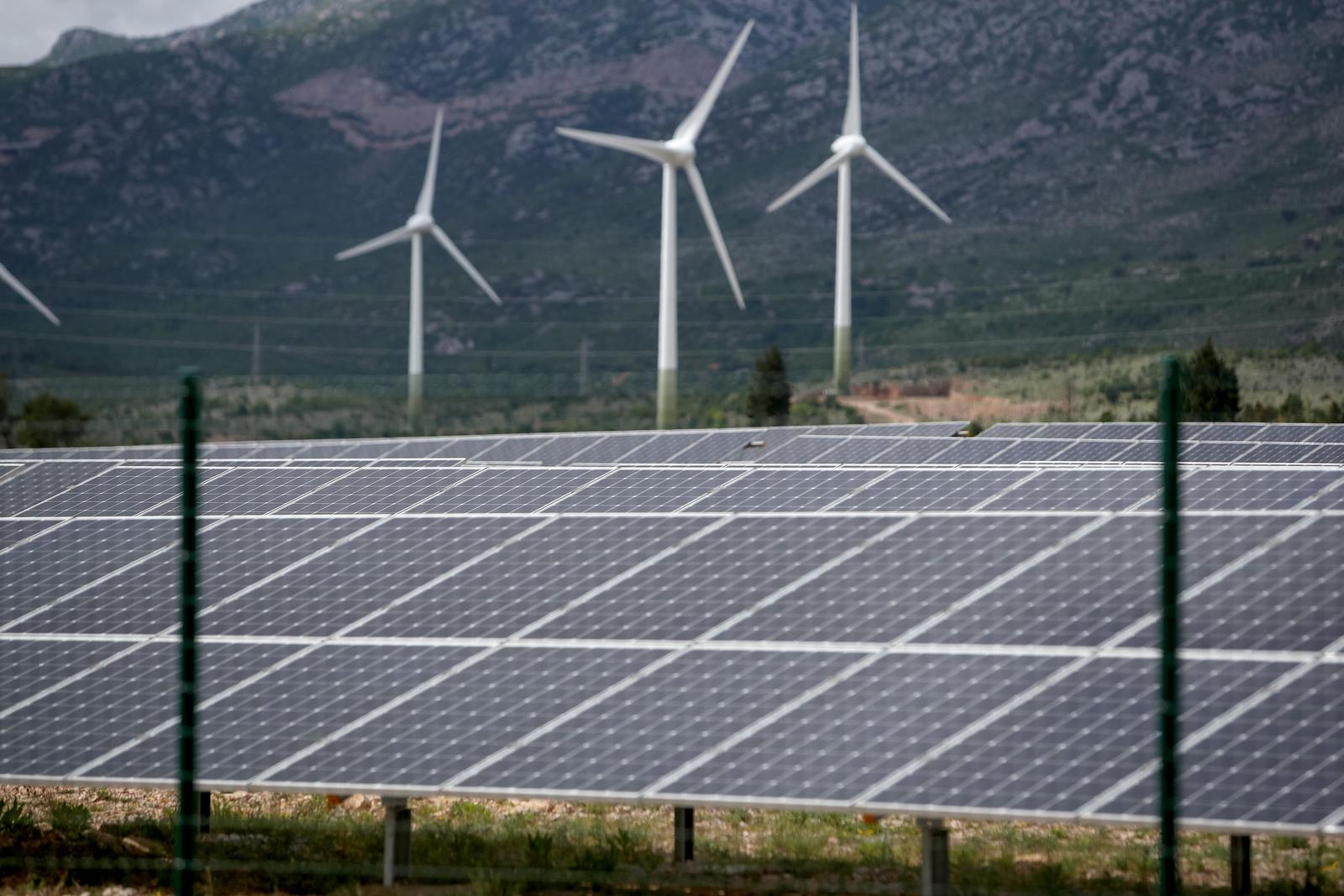 12.05.2023., Obrovac - Predsjednik Vlade RH i predsjednik Uprave HEP-a svecano pustili u rad suncanu elektranu Obrovac, koja je s instaliranom snagom od 8,7 MW i prikljucnom od 7,35 MW trenutacno najveca suncana elektrana u Hrvatskoj u komercijalnom pogonu Photo: Sime Zelic/PIXSELL