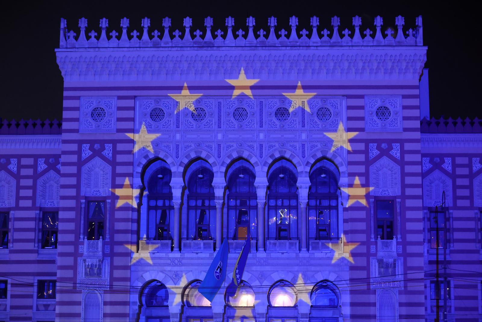 12.10.2022., Sarajevo, Bosna i Hercegovina - Povodom danasnje odluke Evropske komisije u kojoj se preporucuje dodjela kandidatskog statusa Bosni i Hercegovini, Vijecnica u Sarajevu osvijetljena je u bojama zastave Evropske unije.
 Photo: Armin Durgut/PIXSELL
