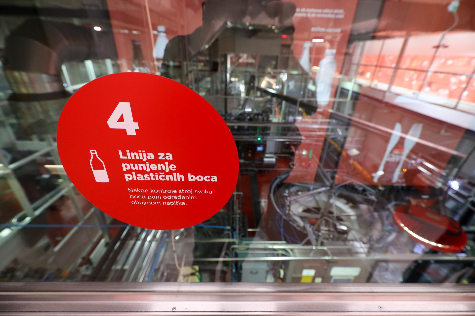12.10.2023.,Zagreb -  Coca-Cola u Hrvatskoj svecano je obiljezilja 55 godina poslovanja u Hrvatskoj  i 20 godina nefinancijskog izvjescivanja. Prva bocica Coca Cole u Hrvatskoj proizvedena je 17. rujna 1968. godine upravo u Zagrebu.  Uz obljetnicu poslovanja, tvrtka slavi i 20 godina transparentnog izvjescivanja o drustvenim i okolisnim utjecajima te je predstavila rezultate sedmog Izvjesca o odrzivome poslovanju. Govore su odrzali Dora Strezova Nikolova glavna direktorica Coca-Cole HBC Adria,Zoran Bogdanovic, glavni izvrsni direktor Coca-Cole HBC,Davor Filipovic, ministar gospodarstva i odrzivog razvoja.
Photo: Jurica Galoic/PIXSELL Photo: Jurica Galoic/PIXSELL
