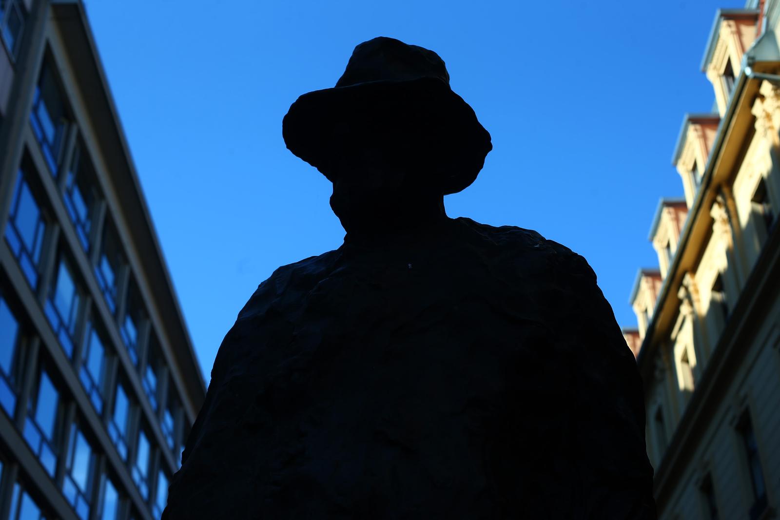 12.11.2015., Zagreb - Spomenik u Varsavskoj Tinu Ujevicu, hrvatskom pjesniku koji je umro na dansnji dan prije 60 godina. Rodio u Dizdara kuli u Vrgorcu, a puno ime bilo mu je Augustin Josip Ujevic. rPhoto: Sanjin Strukic/PIXSELL