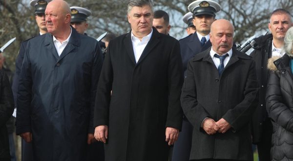 12.11.2023., Saborsko - Predsjednik i vrhovni zapovjednik Oruzanih snaga Republike Hrvatske Zoran Milanovic sudjelovao je u mimohodu do Spomen obiljezja masovne grobnice u povodu obiljezavanja 32. godisnjice sjecanja na stradavanje iokupaciju Saborskog u Domovinskom ratu. Pored Spomen obiljezja masovne grobnice polozeni su vijenci i zapaljene svijece. Photo: Kristina Stedul Fabac/PIXSELL